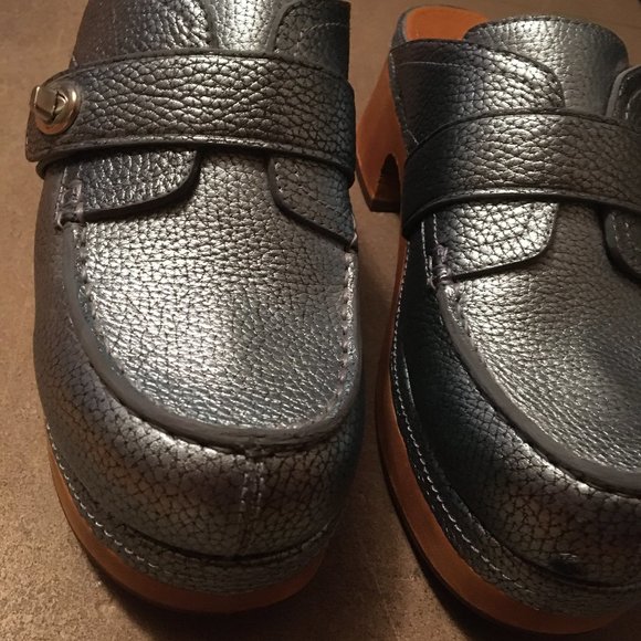 COACH Turnlock Clogs, metallic leather - Picture 8 of 8
